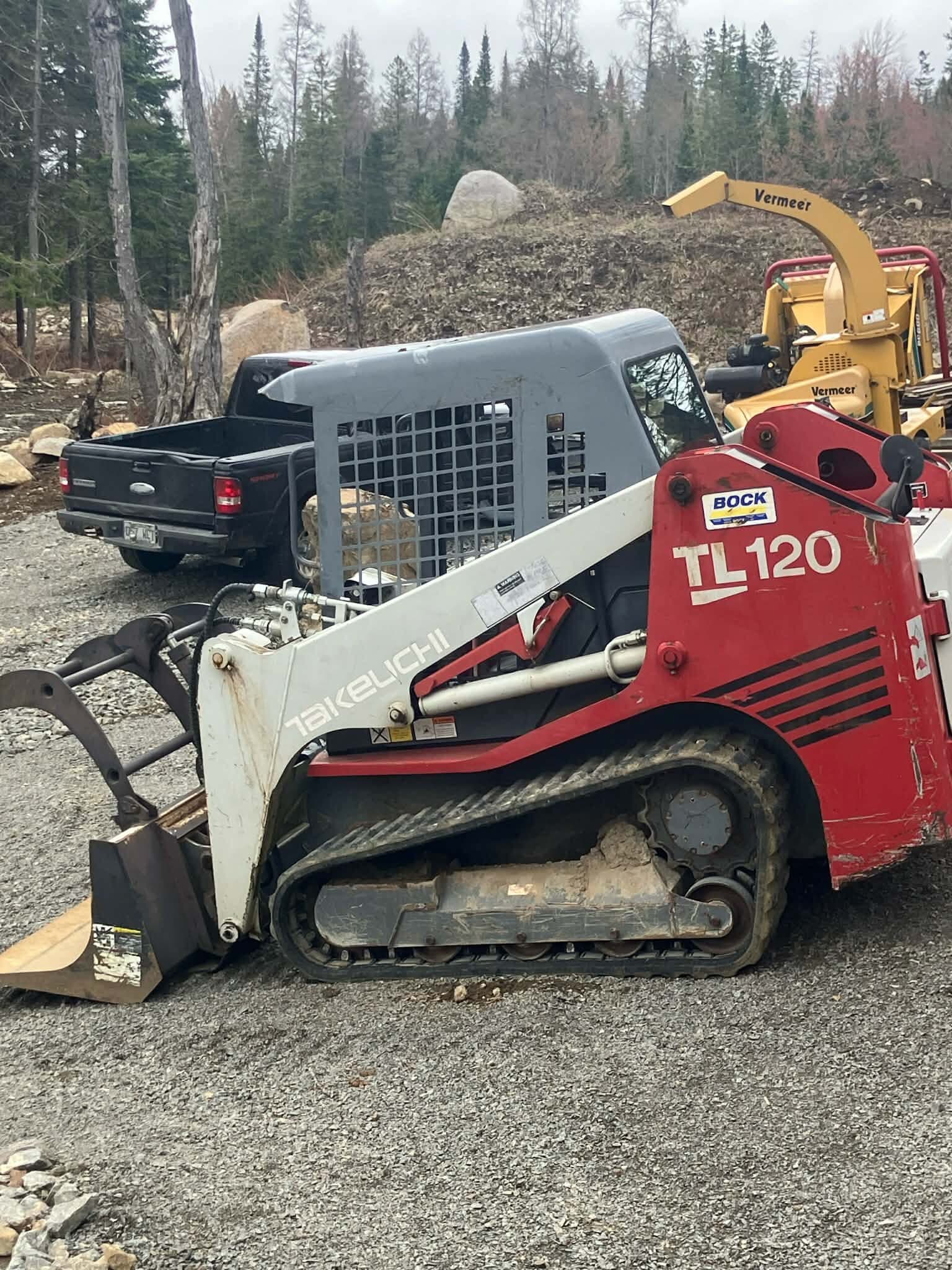 Bobcat sur chenilles et déchiqueteuse — équipement Hors-Pair dans les Laurentides