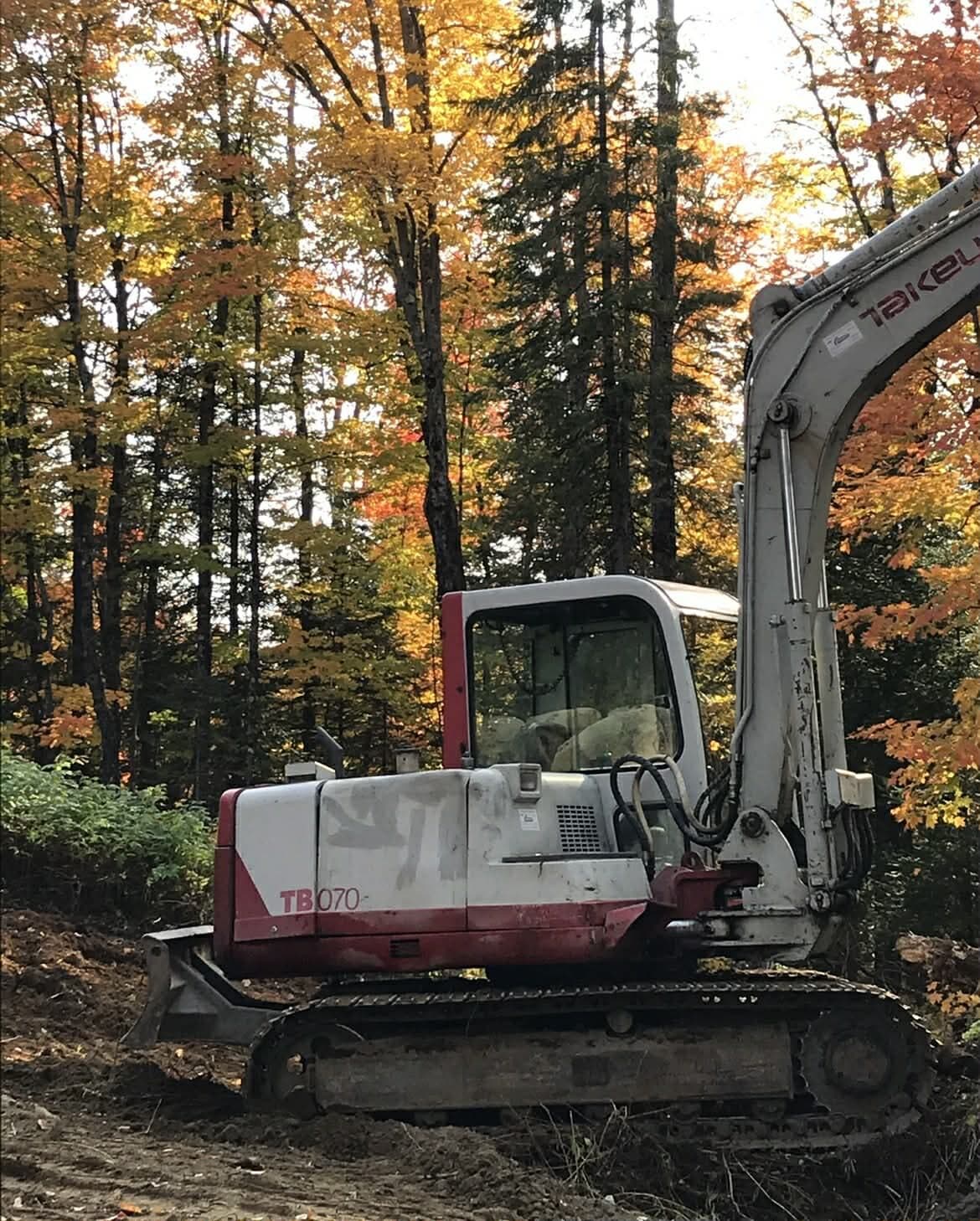 Pelle mécanique Takeuchi en plein automne dans les Laurentides
