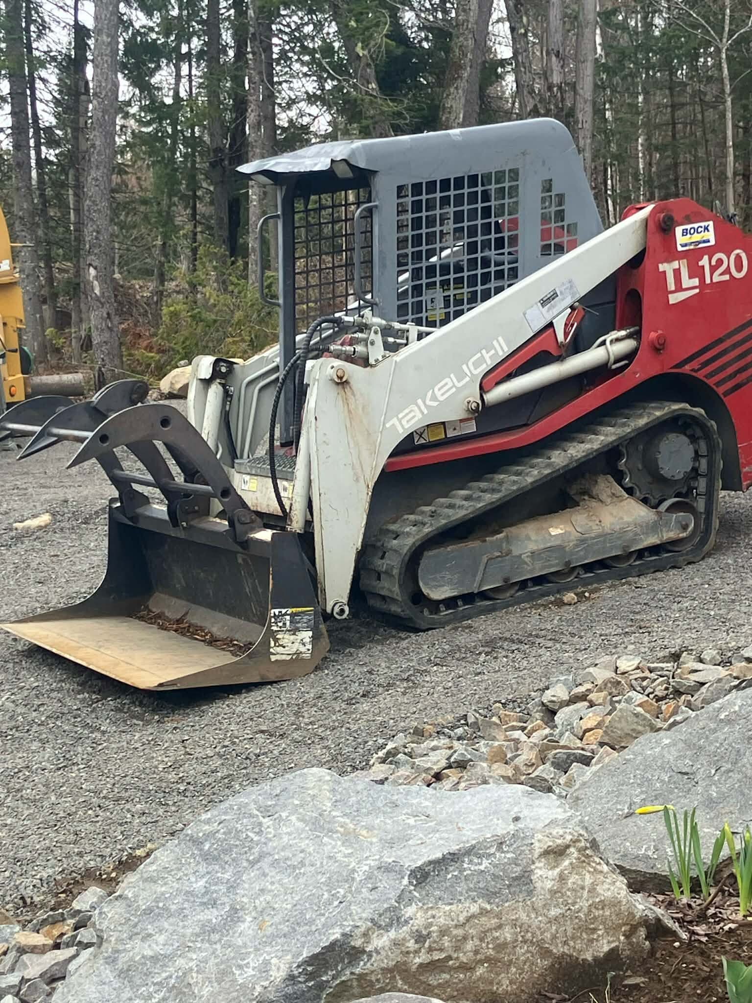 Bobcat sur chenilles Takeuchi TL120 en milieu résidentiel