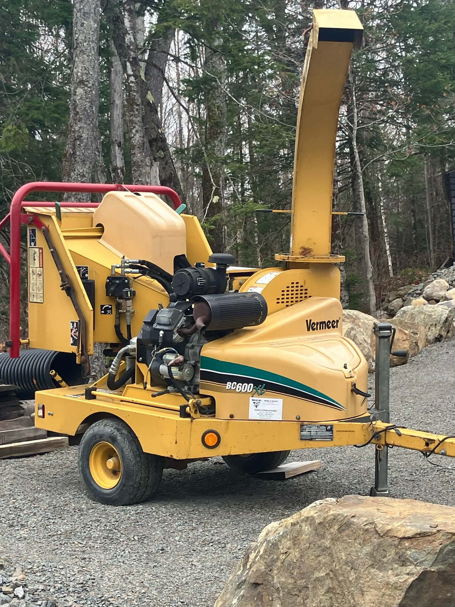 Déchiqueteuse Vermeer BC600XL prête au travail