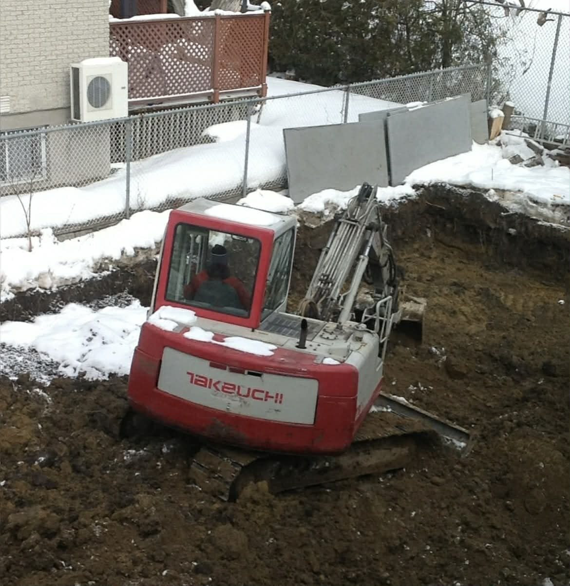 Pelle Takeuchi en train de creuser un terrain résidentiel