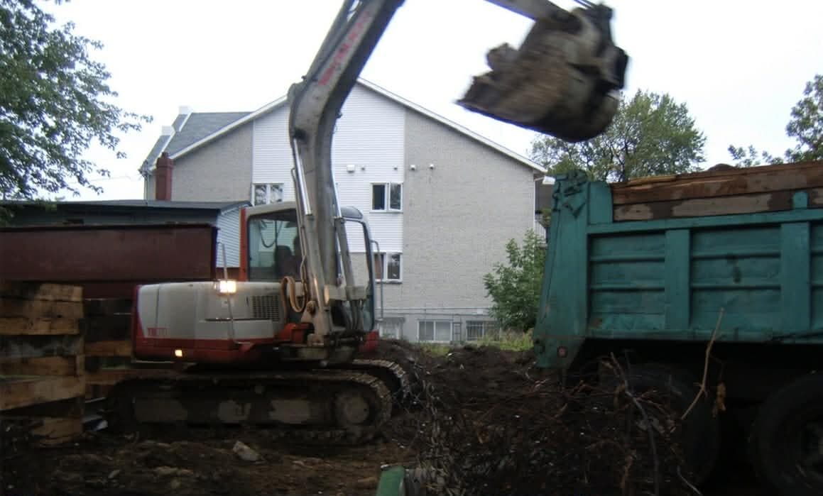 Pelle Takeuchi en action de nivellement