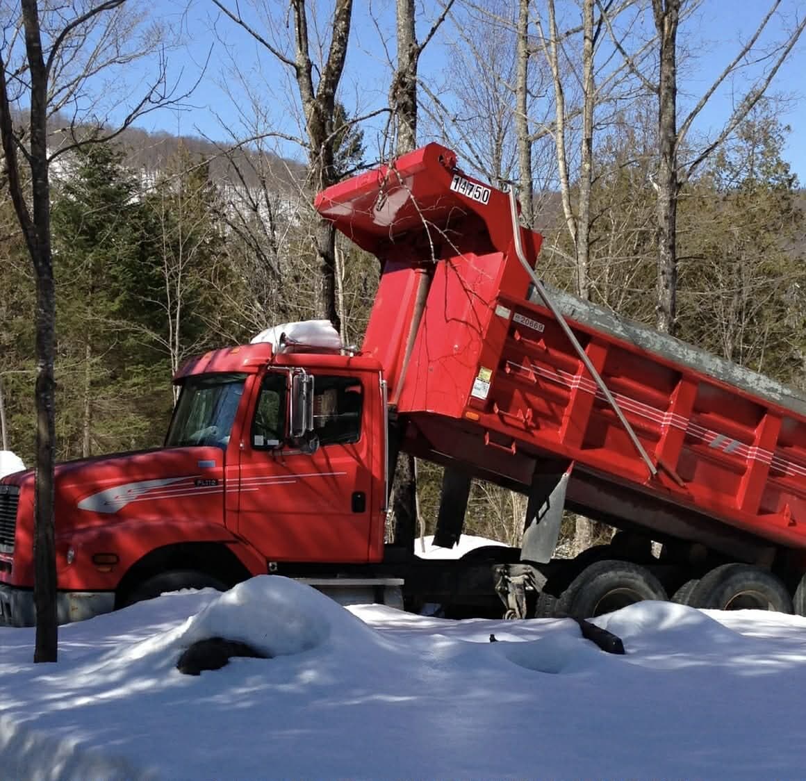 Dix-roues rouge benne levée dans les Laurentides